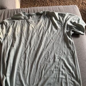 lululemon athletica Men's Cool Gray Short Sleeve Tee